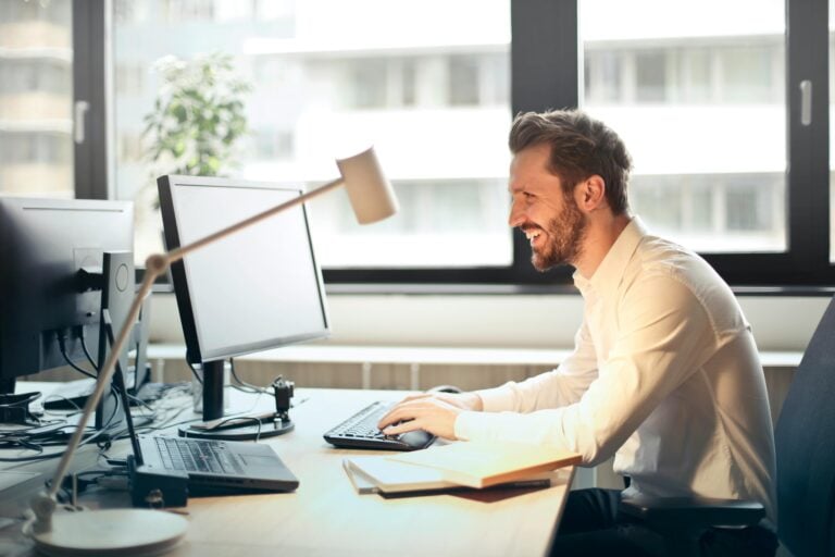 a job candidate at his desk learning how to follow up with a recruiter